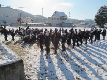 雪遊びのあと、ふり返りをする全校生