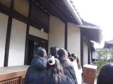 6年生が庵に入るようす