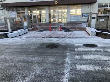 雪が残り凍てつく校門付近の様子