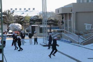 5年生がグラウンドで雪あそびをしている様子