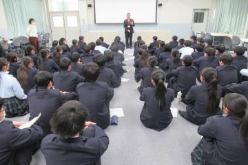 9年生が校長先生のお話に耳を傾けている様子