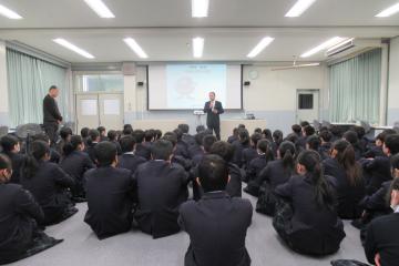 8年生が講師のお話を集中して聞いている様子