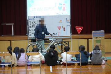 自転車に乗る前にする点検について話を聞く児童