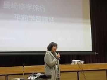 体育館でお話をされる講師先生の様子