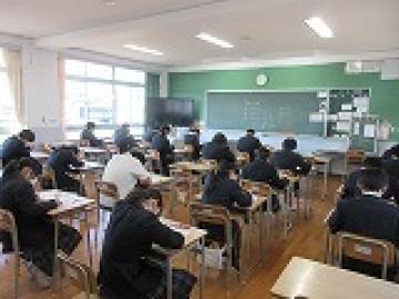 教室で机に座って勉強する生徒たち