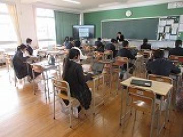 教室でヘッドセットをつけて机に座る生徒が勉強している様子