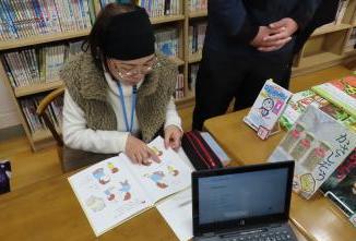 読書タイムに図書室で本を読んでいる生徒の様子3