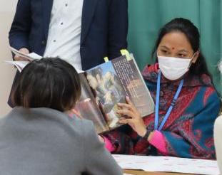 教室で本を開きながら紹介している様子1