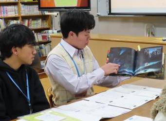 教室で本を開きながら紹介している様子2