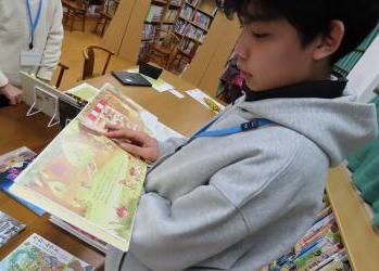 読書タイムに図書室で本を読んでいる生徒の様子1