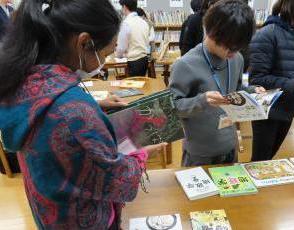 読書タイムに図書室で本を読んでいる生徒の様子2