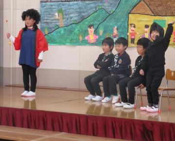生活発表会の壇上に、どろぼうがっこうの先生役と生徒役のこどもたちの様子