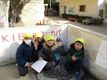 姫路動物園の壁の前で集合写真をとるこどもたち