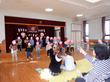 遊戯室で祖父母へ歌を披露している園児たちの様子