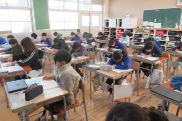 3年生が色鉛筆を使って色を付けている様子