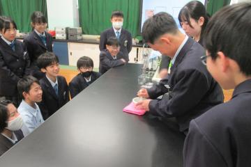 7年生が理科室で薬に関する実験をしている様子