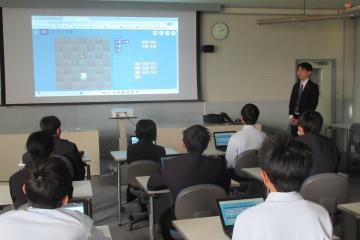 7年生がプロジェクトルームで講師の説明を聞いている様子