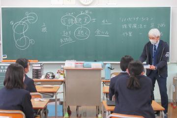 7年生が教室で講師の説明を聞いている様子