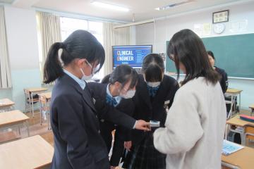 7年生が教室でお借りした機器で心拍数を測っている様子