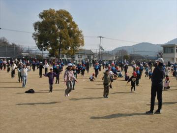 1回戦全校一斉に両足前跳びに挑戦中