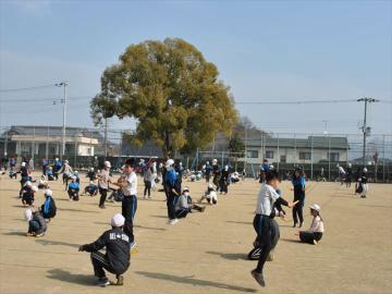 中学年があや跳びを跳んでいるところです