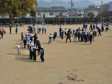 各学年が大繩を跳んでいるところ