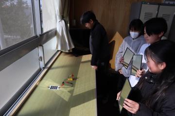 鏡で太陽光パネルに光を集めている写真