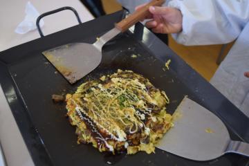 鉄板にあるお好み焼き