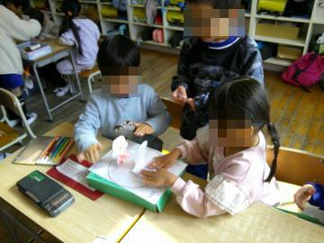 「とんとん相撲」をしている様子