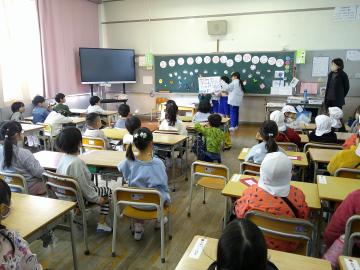 5歳児が1年生からプールについての紹介を聞いています。