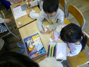 1年生に色鉛筆を借りて塗っている様子