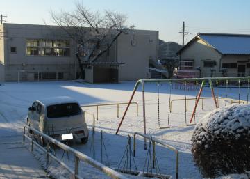 一面の雪で覆われている園庭