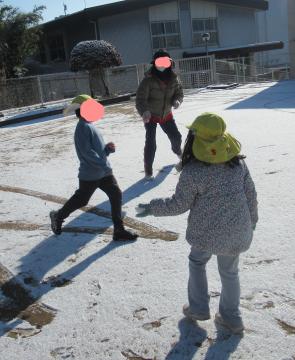 雪合戦する子ども達と先生