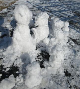 作った雪だるまが並べてある写真
