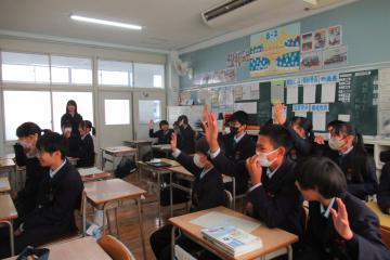 教室内での、最終弁論後の判定をする生徒たちの様子