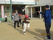 縄跳びの様子（1・2年）8の字跳び