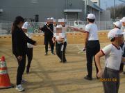 8の字跳びに挑戦する様子（5年）