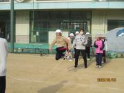 8の字跳びに挑戦する様子（3年）