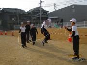 8の字跳びに挑戦する様子（6年）