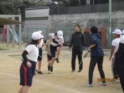 8の字跳びに挑戦する様子（4年）