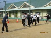 連続跳びに挑戦する様子（6年）