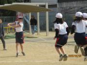 連続跳びに挑戦する様子（4年）