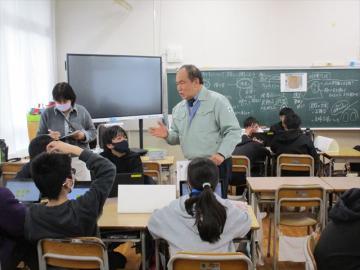 講師の先生が班のテーマに沿ってお話をしているところ