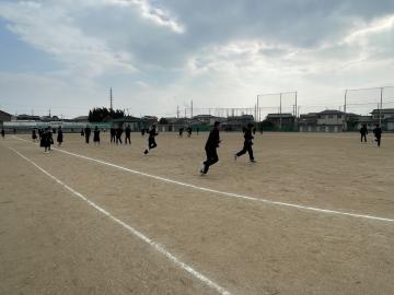生徒が運動場で、走り回ったり、ボールを使ったりして楽しんでいるようす。