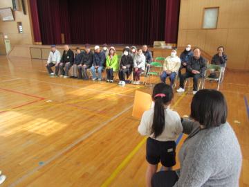 体育館で、おわりの会で長寿会の皆さんにお礼を伝える1年生の児童代表の様子