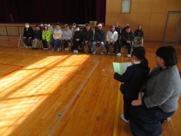 体育館で、はじめの会で長寿会の皆さんに挨拶をする1年生たちの様子