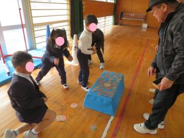 長寿会の皆さんにめんこを教えてもらう1年生