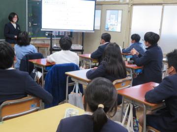 教室内で絵を売る仕事について発表する6年生の様子