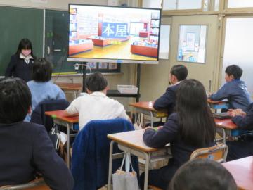 教室内で本屋の仕事に必要なことを発表する6年生の様子