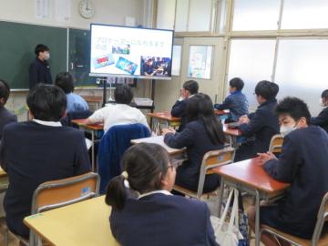 教室内でプロゲーマーの仕事について発表する6年生の様子